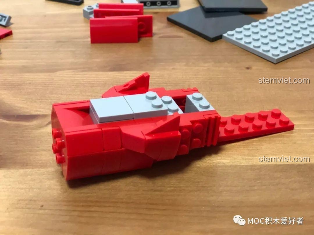 Phần đuôi của bộ lắp ráp Tàu khu trục tên lửa Type 052D - Hạ Môn SEMBO siêu tiết kiệm, với hai chân vịt và thân tàu dài hơn.