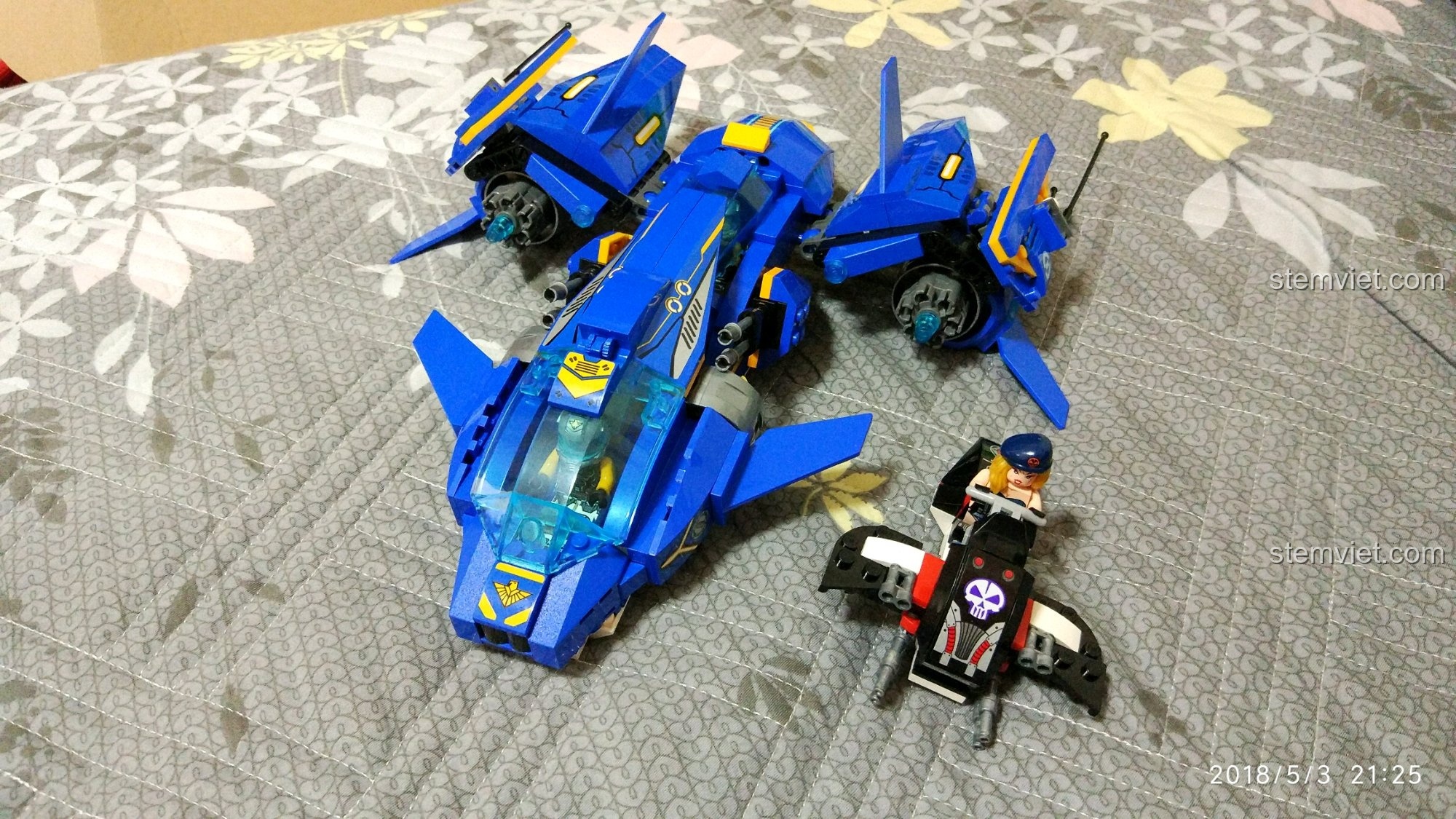 Mặt sau của hai nhân vật minifigure nam Enlighten 2716, set đồ chơi Trạm tiền tiêu quân sự Enlighten chất lượng cao giá tốt