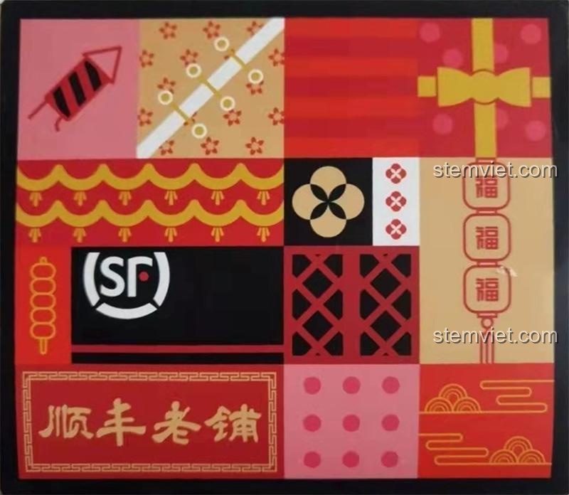 Hộp sản phẩm bộ đồ chơi Xe tải SF Express, thiết kế Tết độc đáo với các họa tiết truyền thống Việt Nam, màu đỏ chủ đạo