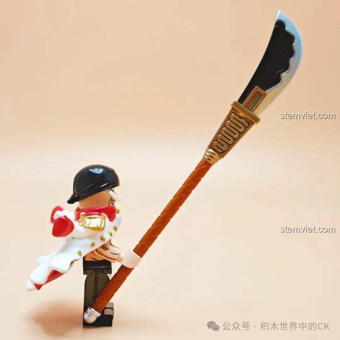 Mặt sau của minifigure Shanks XINH X0353, cho thấy chi tiết áo choàng và bộ trang phục.