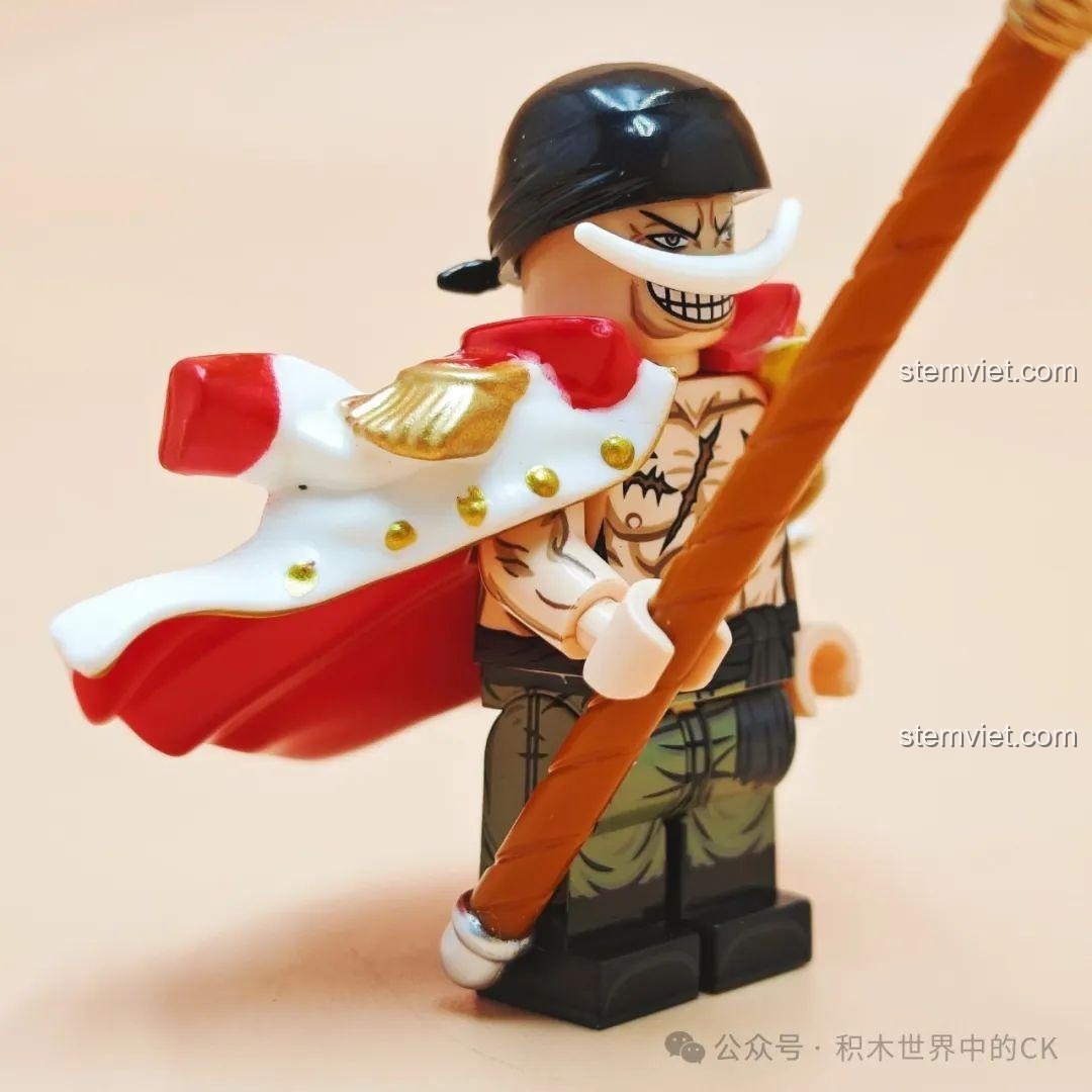 Minifigure Shanks XINH X0353 với thanh kiếm và hiệu ứng lửa.