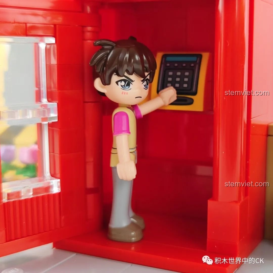 Minifigure Shinichi Kudo đứng bên trong bốt điện thoại của bộ K20705.