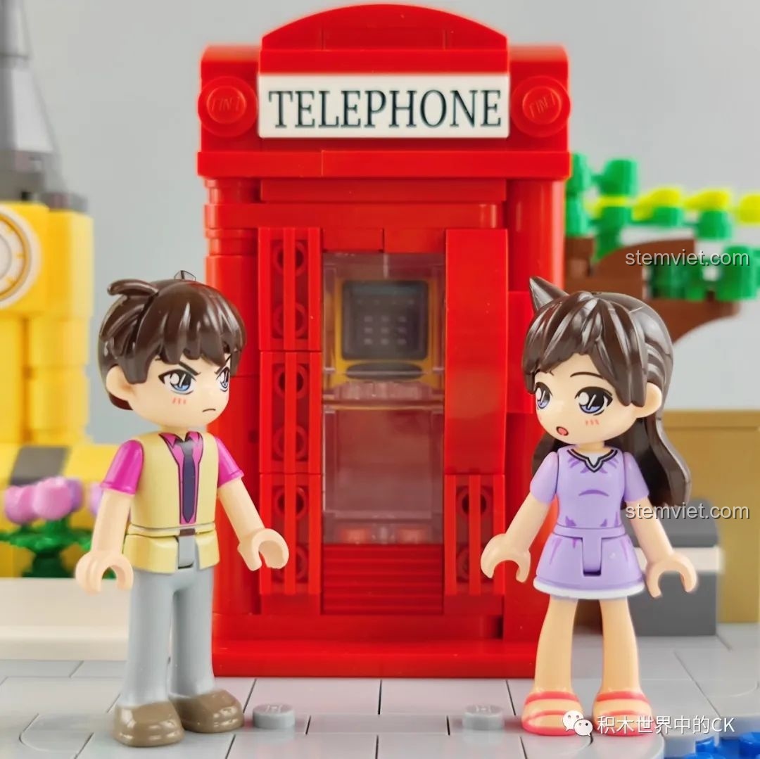 Minifigures Shinichi và Ran đứng trước bốt điện thoại đỏ trong bộ K20705.