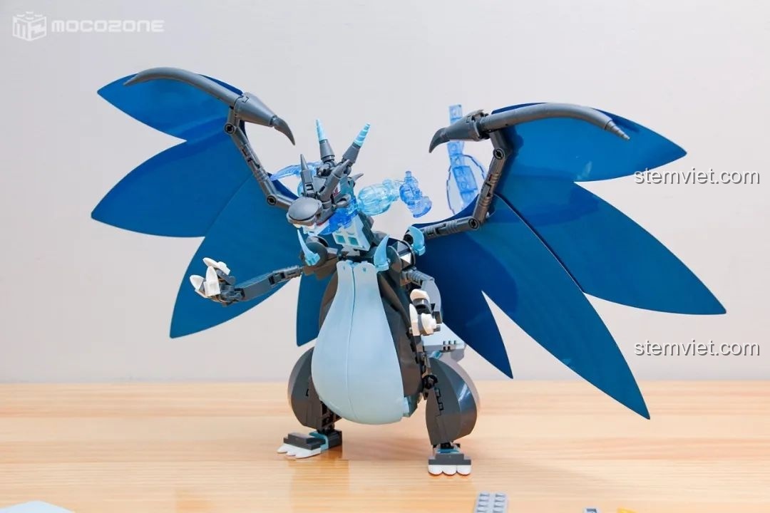 Siêu Charizard X hoàn thiện với đôi cánh xanh dang rộng, trông cực kỳ hoành tráng và mạnh mẽ.
