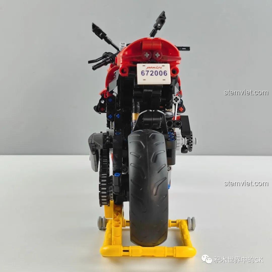 Góc nhìn từ sau của Siêu mô tô Streetfighter V4 SP Panlos Brick giá hời, lốp xe to và chắc chắn.