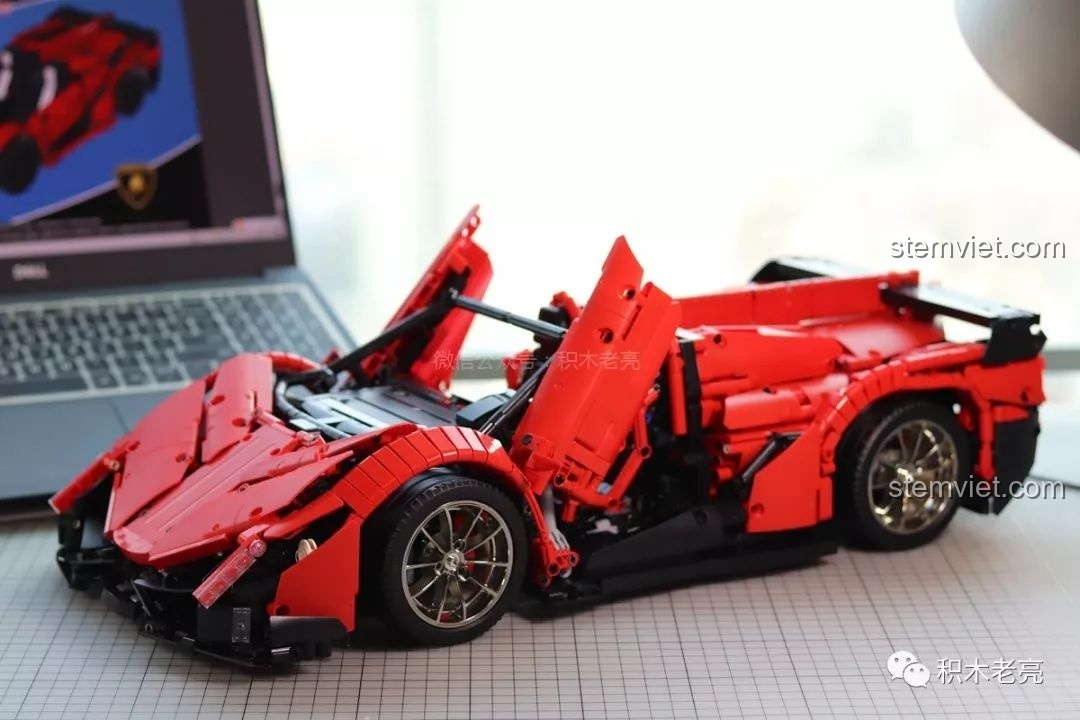 Mô hình Mould King 13079 Lamborghini Veneno với cả hai cửa mở, thể hiện sự hoành tráng.