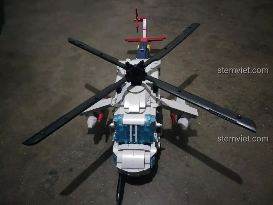 Góc nhìn thẳng từ trên xuống của mô hình WOMA C0897, khoe trọn sải cánh quạt dài và thiết kế đối xứng.