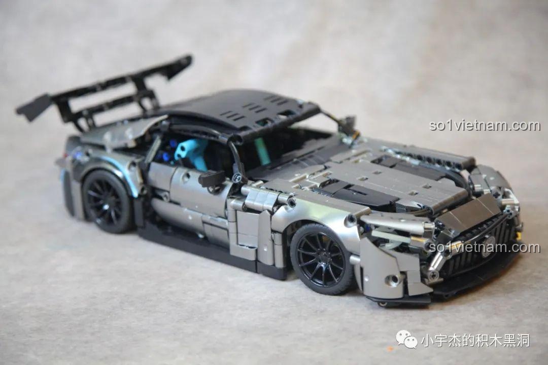 Mô hình xe Mercedes AMG Bạc Quỷ MJ Blocks 8620A sau khi được dán sticker trang trí, làm nổi bật các đường nét của xe.