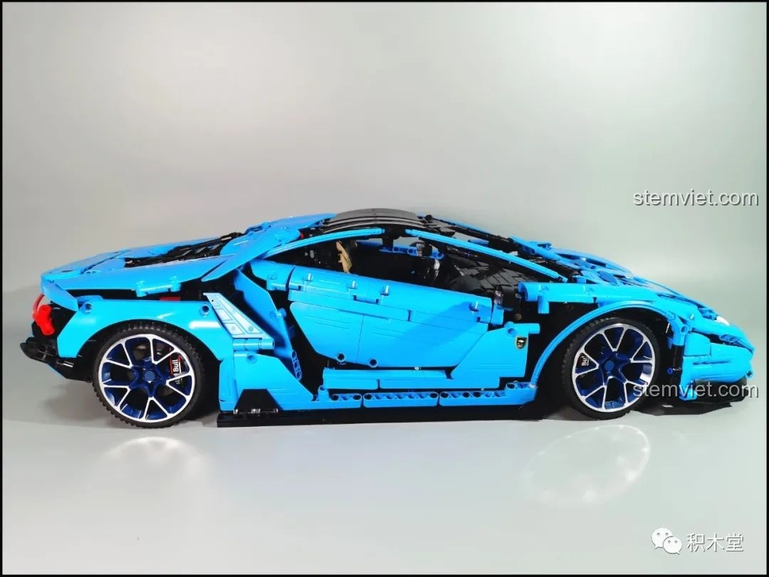 Mô hình Siêu xe Centenario C61041 với cửa cắt kéo đang mở, một chi tiết đắt giá.