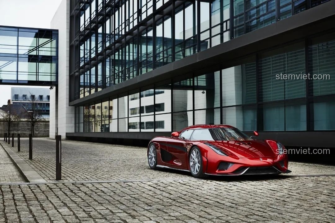 Hình ảnh thực tế của siêu xe Koenigsegg Regera màu đỏ đỗ bên ngoài tòa nhà.