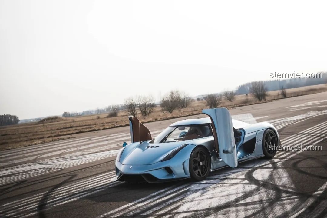Hình ảnh thực tế của siêu xe Koenigsegg Regera màu xanh trên đường đua.