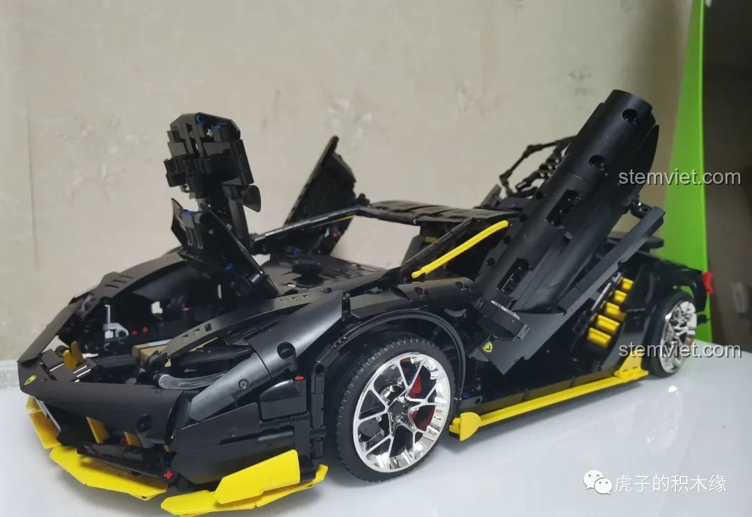 Siêu xe kỷ niệm 100 năm Lamborghini Meteor với cửa cắt kéo đang mở, một tính năng đặc trưng và hấp dẫn của bộ đồ chơi.