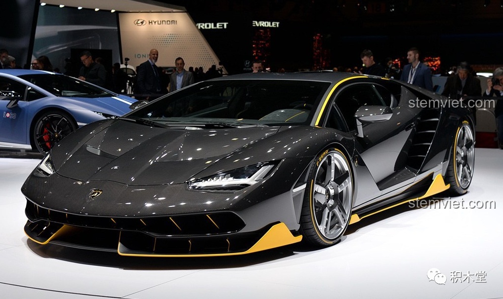 Hình ảnh siêu xe Lamborghini Centenario đời thật màu đen với viền vàng, nguồn cảm hứng cho bộ lắp ráp CaDA C61041.