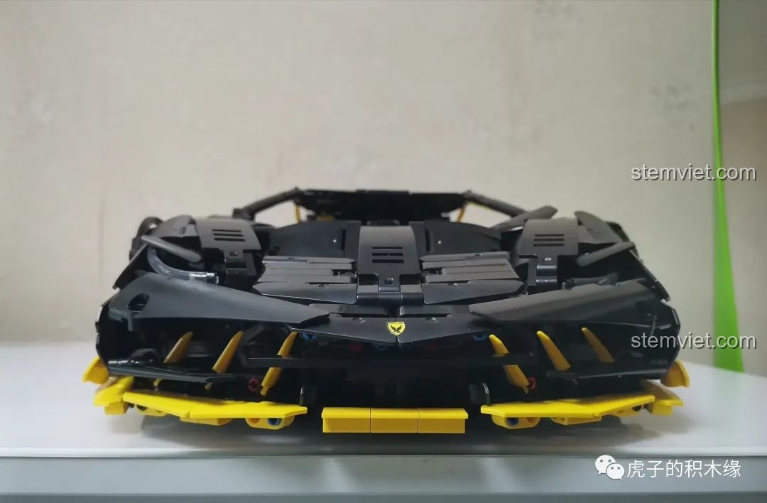 Mô hình Siêu xe Lamborghini Centenario Meteor YX01 hoàn thiện nhìn từ phía trước, khoe trọn thiết kế hầm hố và các chi tiết khí động học màu vàng.