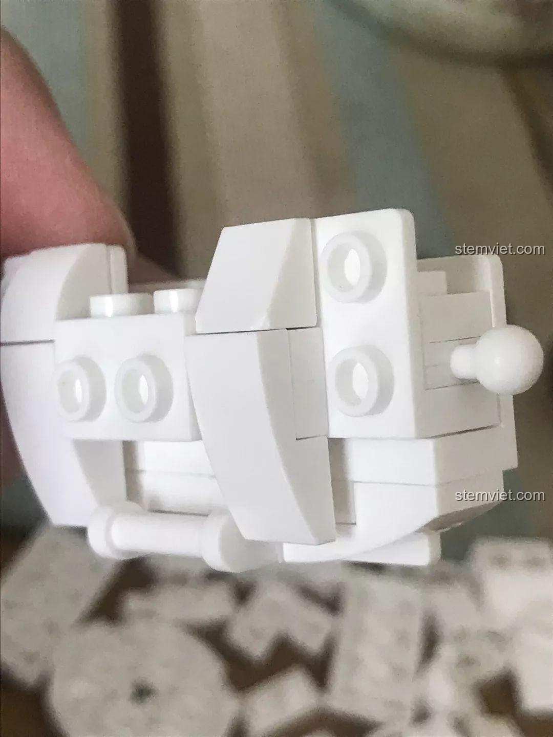 Cận cảnh một chi tiết đã được lắp ráp của Robot Q-Bricks Sluban M38-B0761E, thể hiện sự chắc chắn. Trải nghiệm Sluban 761E Robot Q-bảo vệ.