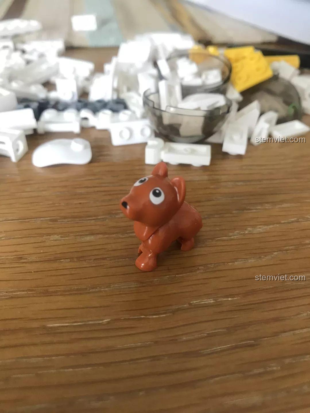 Cận cảnh chú chó robot nhỏ xinh đi kèm bộ lắp ráp Sluban M38-B0761E Robot Q-Bricks. Trải nghiệm Sluban 761E Robot Q-bảo vệ.