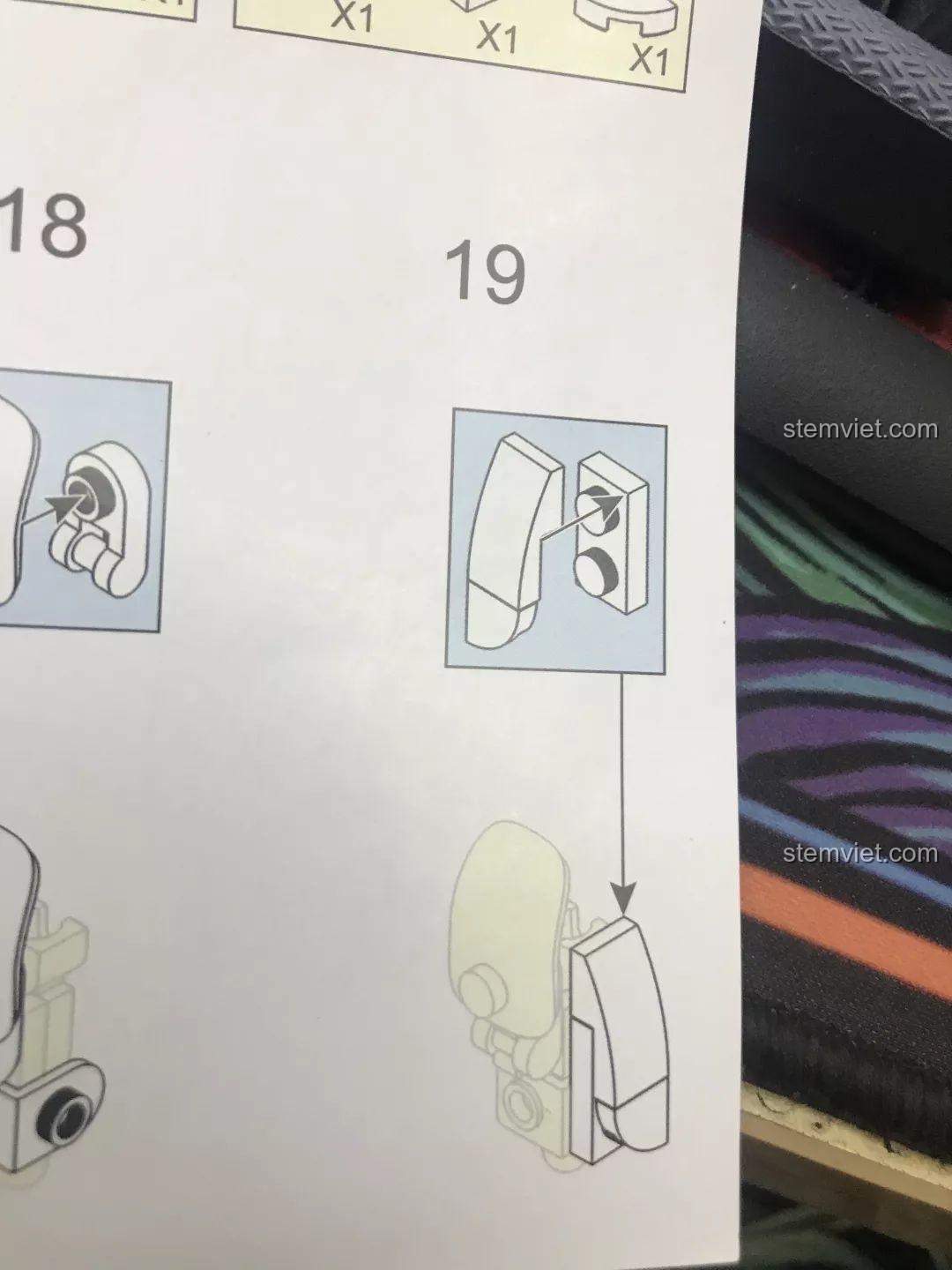 Cận cảnh một lỗi nhỏ trong bước 19 của sách hướng dẫn lắp ráp Sluban M38-B0761E Robot Q-Bricks. Trải nghiệm Sluban 761E Robot Q-bảo vệ.