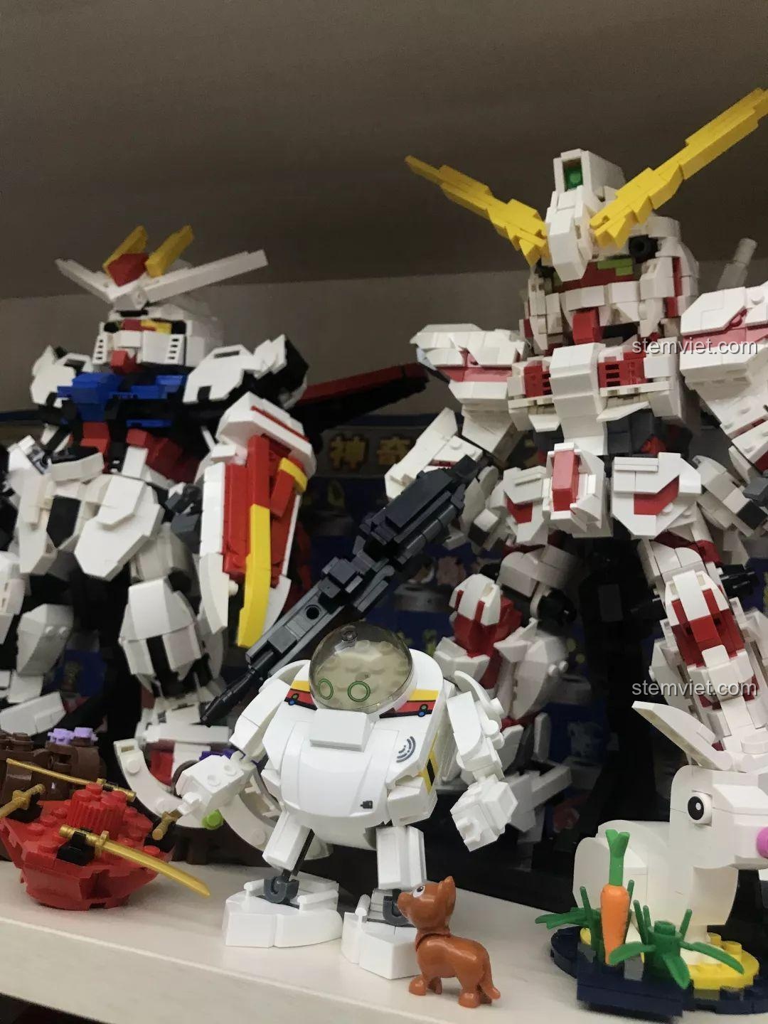 Robot Q-Bricks Sluban M38-B0761E được trưng bày cùng nhiều mô hình lắp ráp khác trên kệ. Trải nghiệm Sluban 761E Robot Q-bảo vệ.