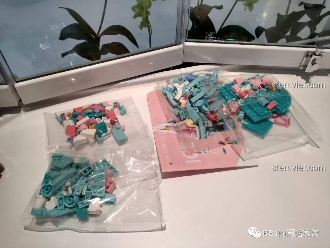 Các túi đựng mảnh ghép và sách hướng dẫn bên trong hộp Sluban B0705G Tiệm Kem Hoa Anh Đào.