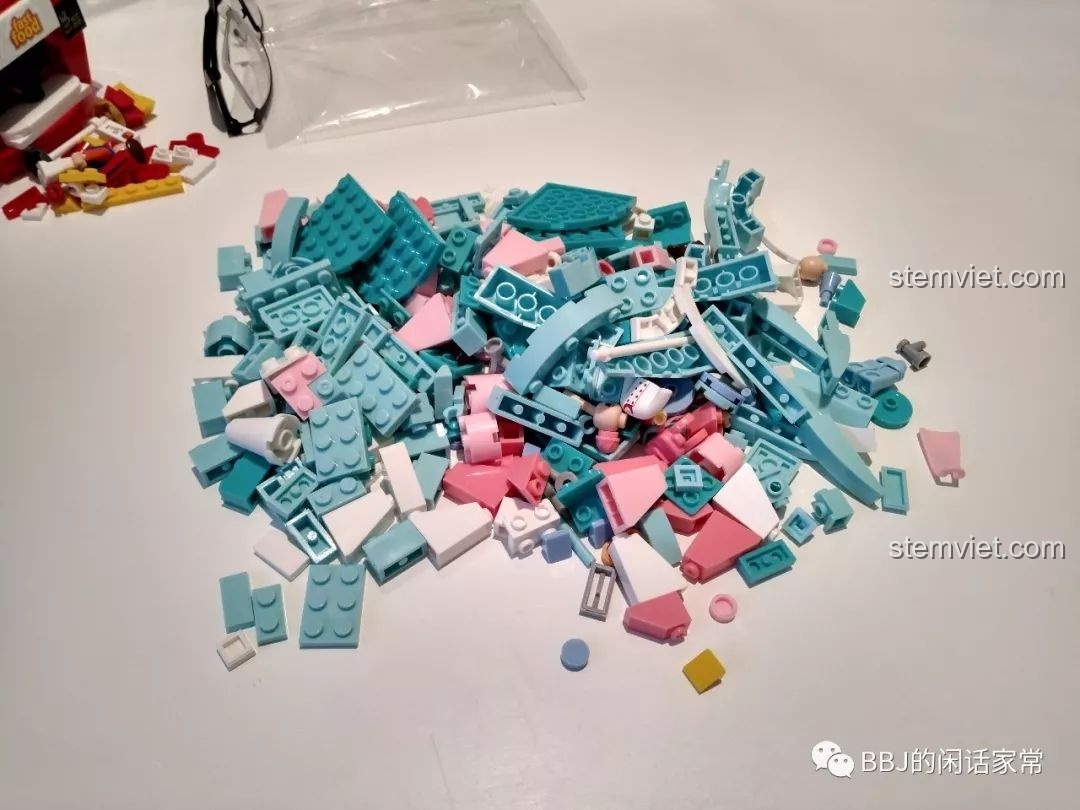 Toàn bộ các mảnh ghép của bộ Sluban B0705G Tiệm Kem Hoa Anh Đào với tông màu pastel ngọt ngào.