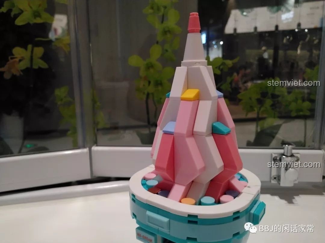 Chi tiết phần mái kem xoắn nhiều màu sắc của mô hình Sluban B0705G.