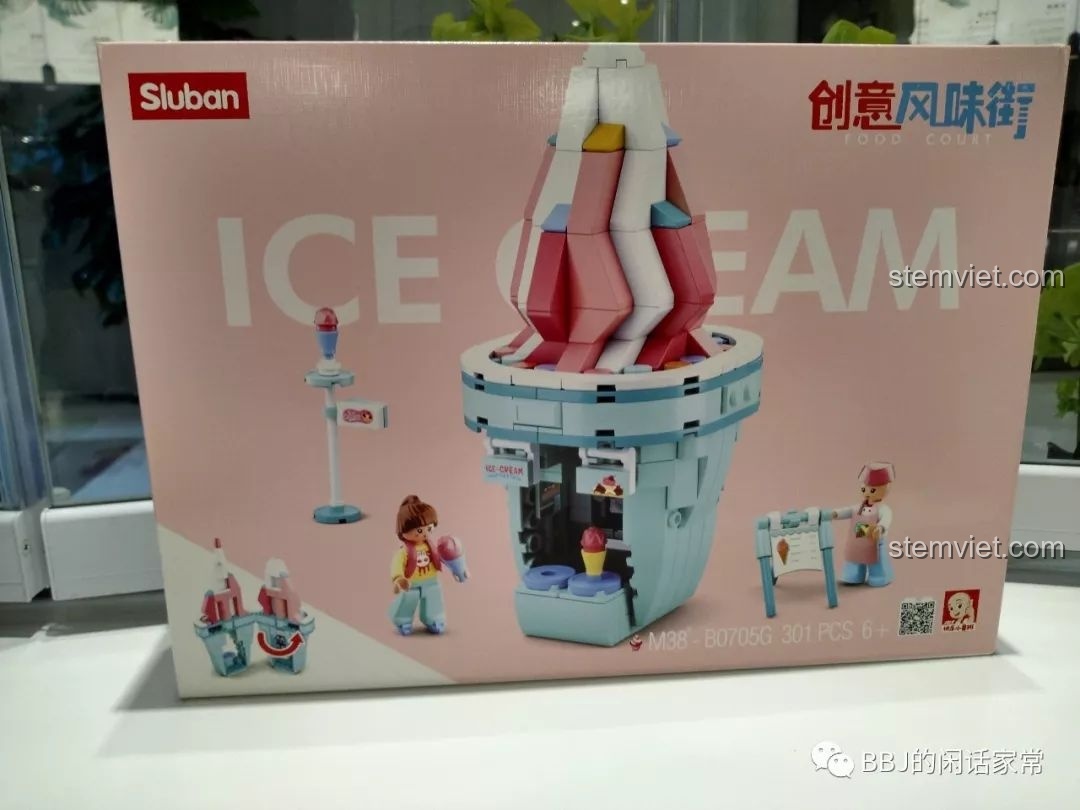 Mặt trước hộp bộ lắp ráp Sluban B0705G Tiệm Kem Hoa Anh Đào với hình ảnh mô hình hoàn thiện và các minifigure đi kèm.