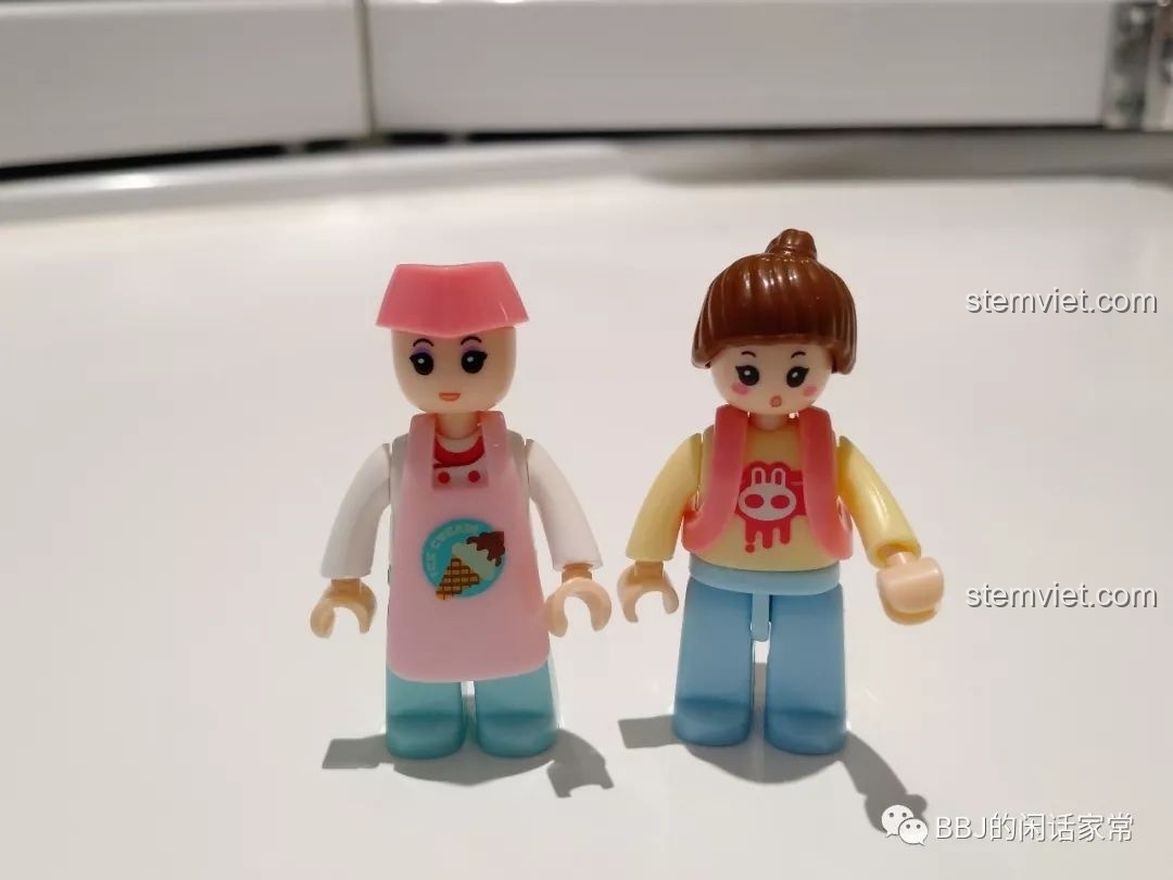 Hai minifigure nhân vật trong bộ Sluban B0705G: nhân viên bán kem và khách hàng nhí.