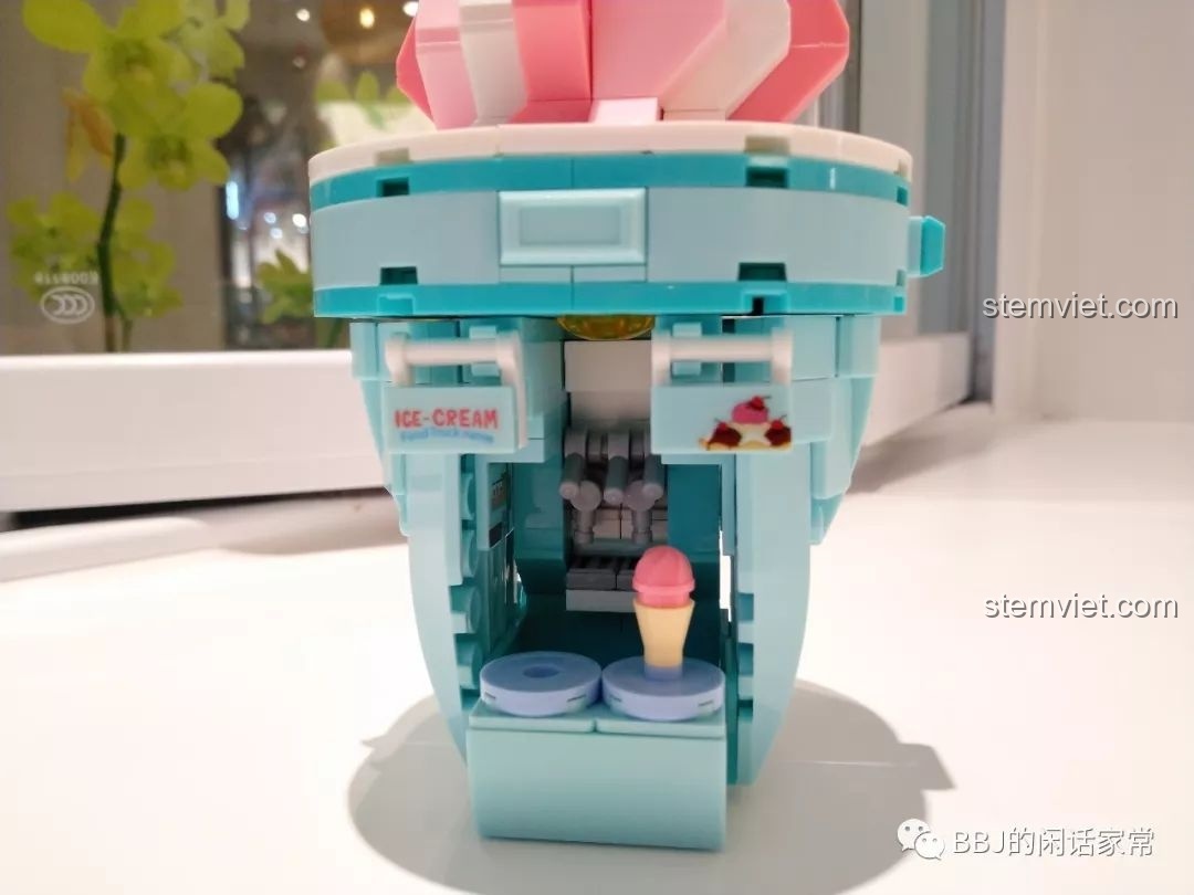 Cận cảnh nội thất bên trong Tiệm Kem Hoa Anh Đào Sluban B0705G với máy làm kem.