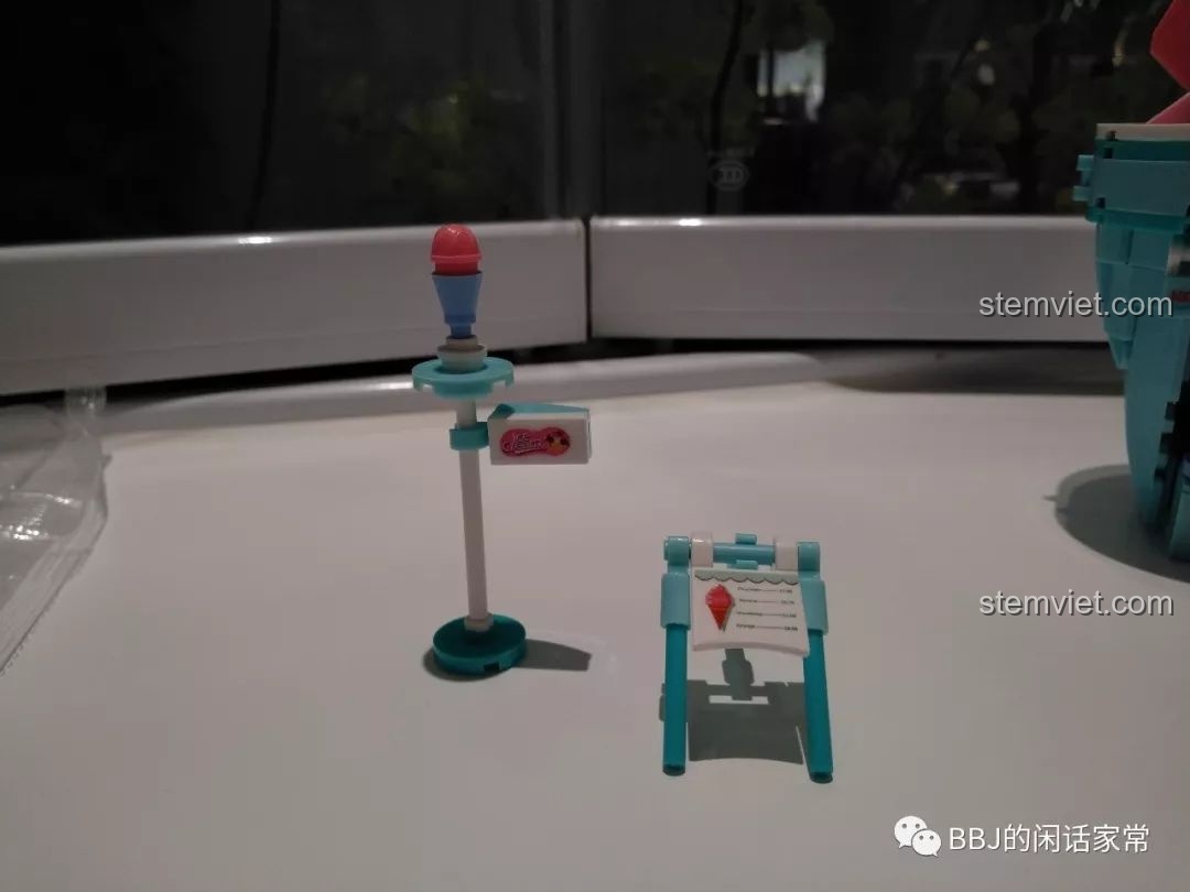 Các phụ kiện đi kèm bộ Sluban B0705G: cột đèn hình kem và bảng menu.