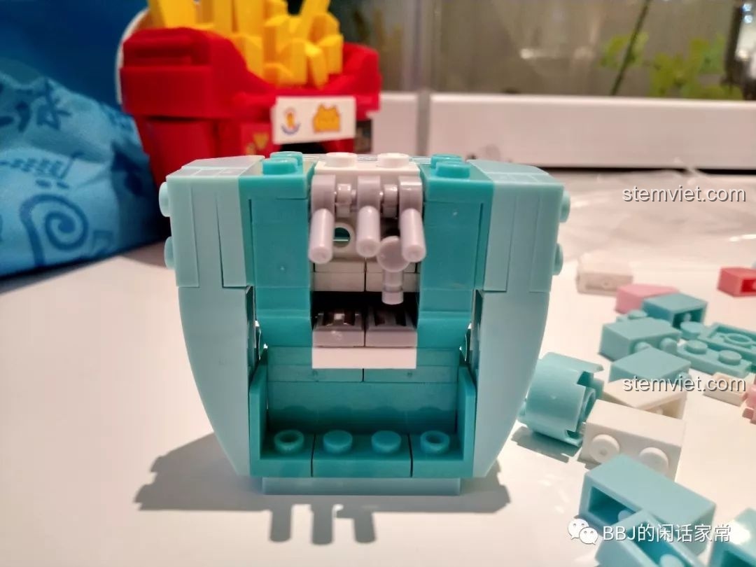 Quá trình lắp ráp phần thân của mô hình Tiệm Kem Hoa Anh Đào Sluban B0705G.