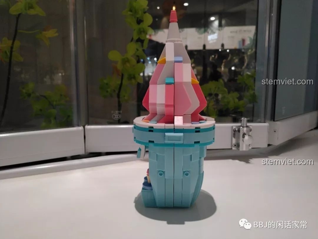 Mô hình Sluban B0705G Tiệm Kem Hoa Anh Đào hoàn thiện nhìn từ một bên, khoe trọn hình dáng ly kem.