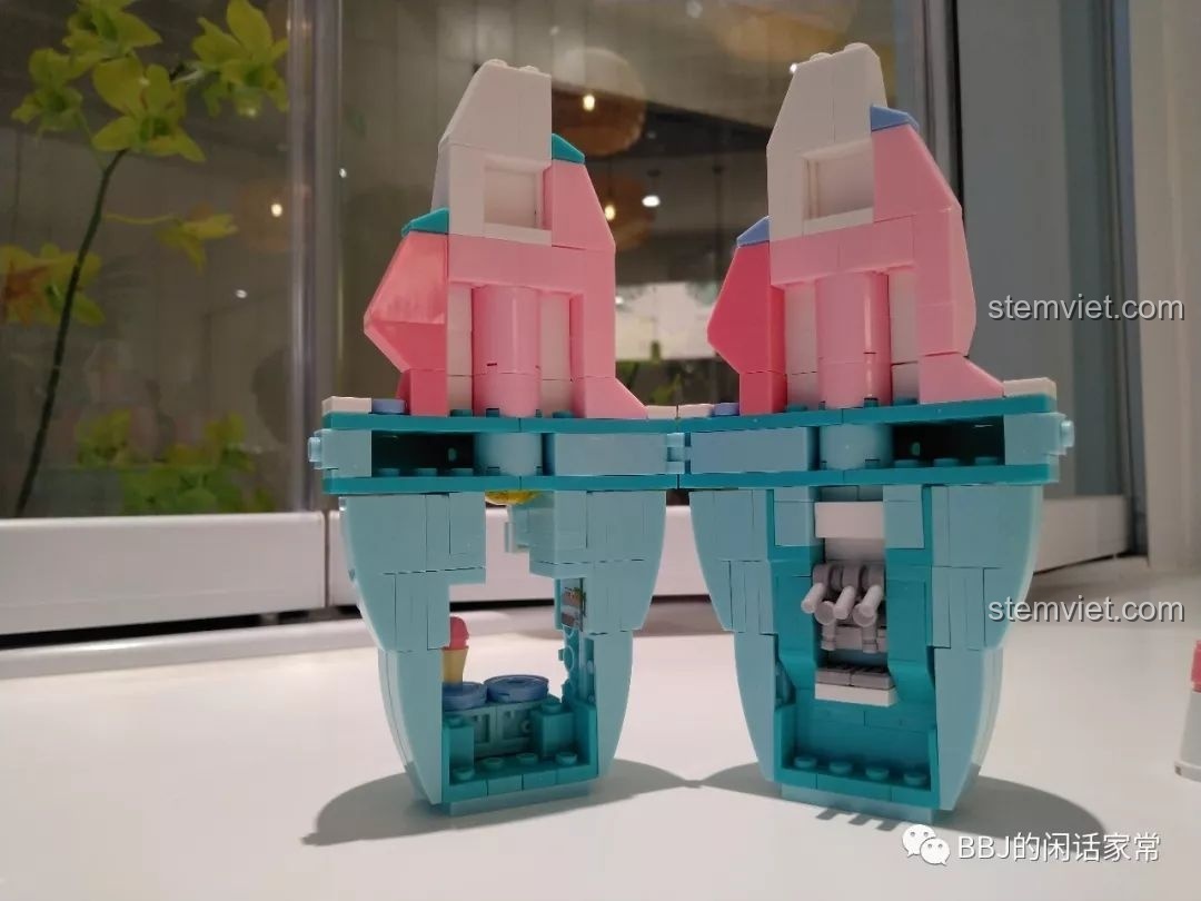 Mô hình Sluban B0705G Tiệm Kem Hoa Anh Đào được mở ra, khoe toàn bộ nội thất hai bên.