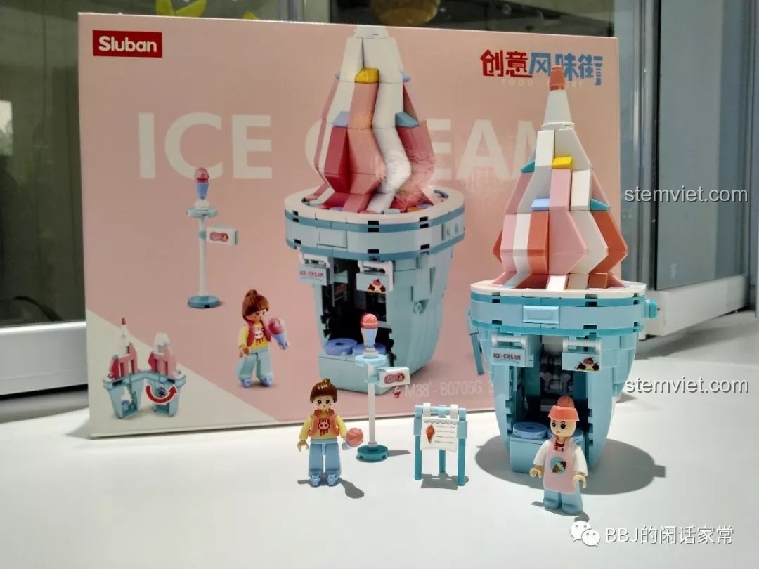 Toàn bộ sản phẩm Sluban B0705G Tiệm Kem Hoa Anh Đào bao gồm mô hình, minifigures và hộp.