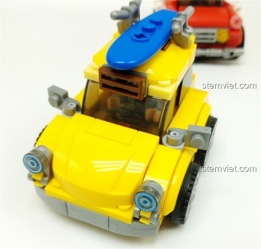 Ảnh review chi tiết xe màu vàng trong series Sluban B0706, với ván lướt sóng màu xanh.