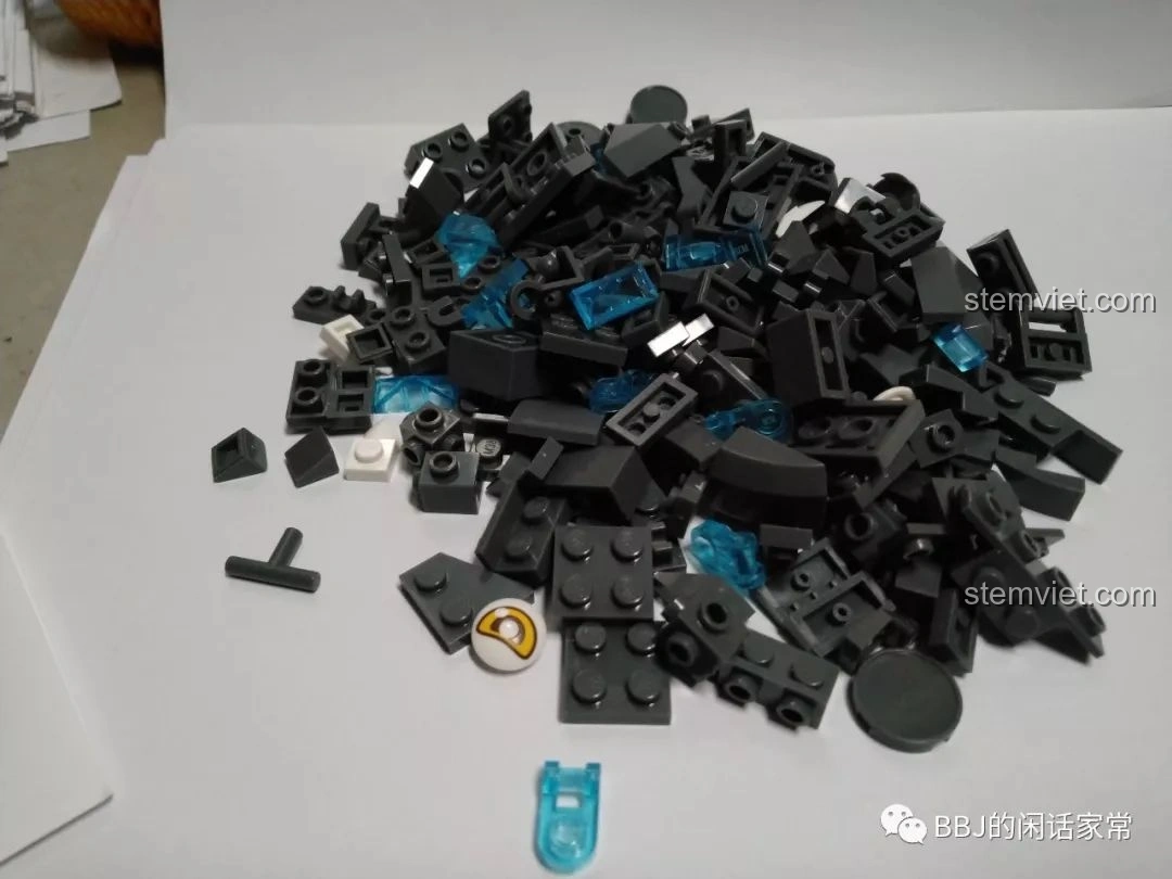 Các mảnh ghép của bộ đồ chơi lắp ráp Sluban B0761A Godzilla chibi M38-B0761A được đổ ra, sẵn sàng cho quá trình lắp ráp.