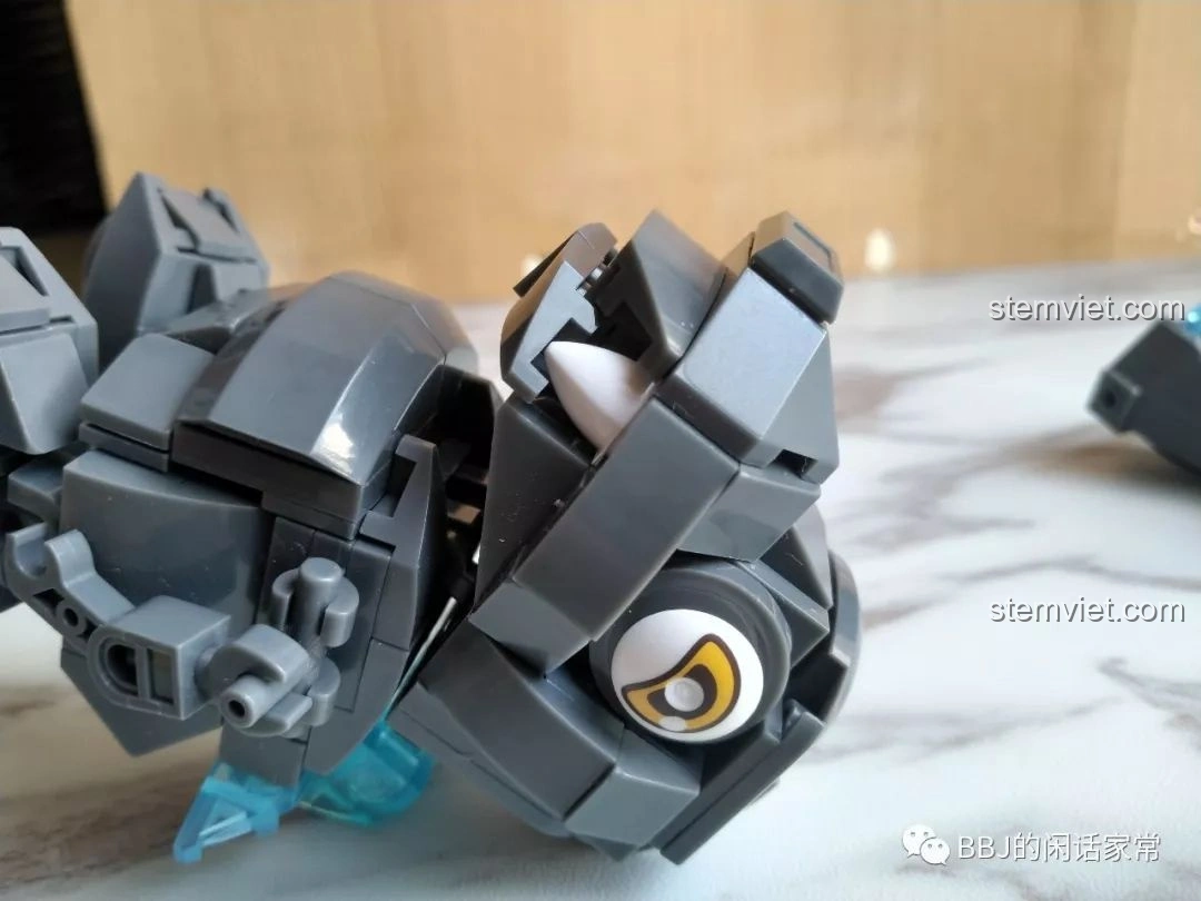 Cận cảnh hàm của mô hình Sluban B0761A Godzilla chibi M38-B0761A, cho thấy chi tiết răng và khớp nối.