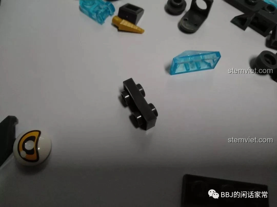 Chi tiết mảnh ghép tay của mô hình Sluban B0761A Godzilla chibi M38-B0761A, cho thấy sự đơn giản trong thiết kế.