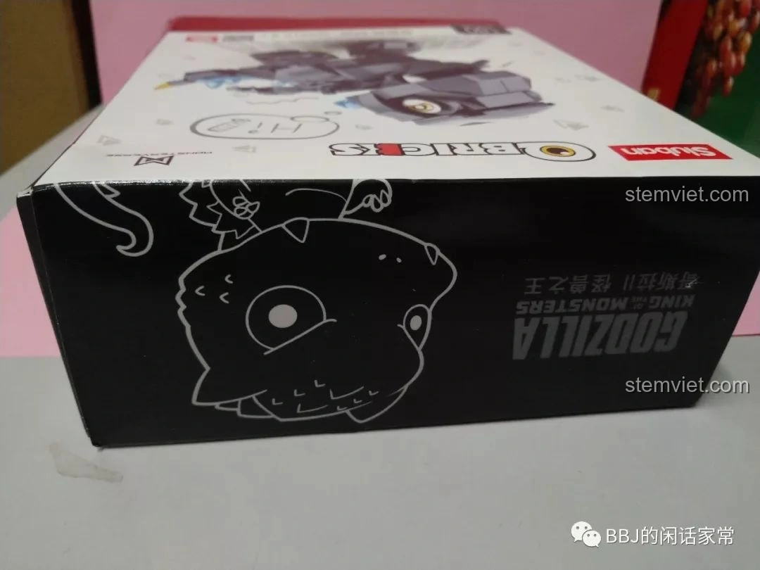 Cạnh hộp đồ chơi lắp ráp Sluban B0761A Godzilla chibi M38-B0761A với hình minh họa Godzilla đơn giản nhưng dễ thương.