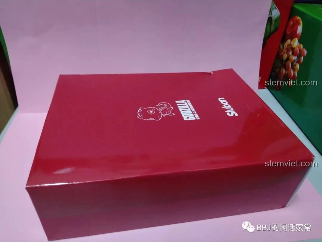 Hộp đỏ bên trong của bộ đồ chơi lắp ráp Sluban B0761A Godzilla chibi M38-B0761A, với logo Godzilla và Sluban.