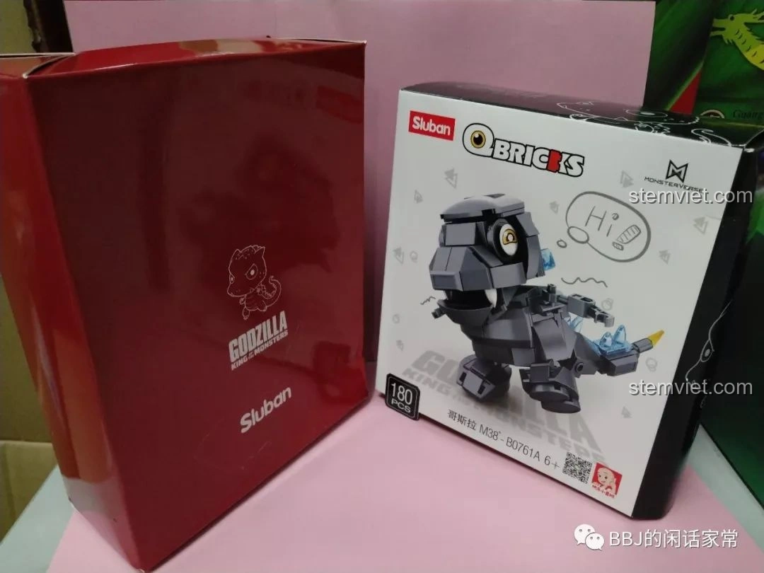Hộp đồ chơi lắp ráp Sluban B0761A Godzilla chibi M38-B0761A sau khi tháo lớp vỏ ngoài, lộ ra hộp đỏ trơn bên trong.