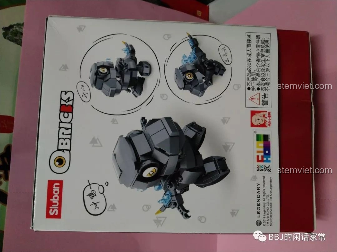 Mặt sau hộp đồ chơi lắp ráp Sluban B0761A Godzilla chibi M38-B0761A hiển thị các góc nhìn khác nhau của mô hình đã lắp ráp.