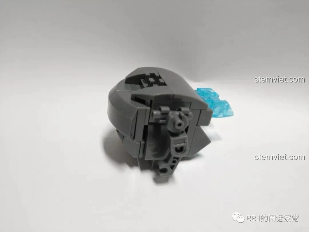 Quá trình lắp ráp phần đầu của mô hình Sluban B0761A Godzilla chibi M38-B0761A, cho thấy cấu trúc bên trong.