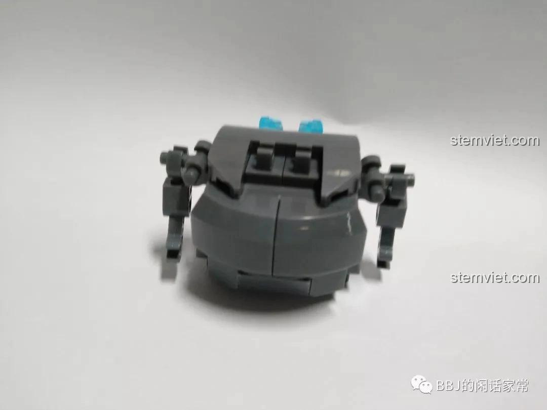 Quá trình lắp ráp phần thân của mô hình Sluban B0761A Godzilla chibi M38-B0761A, cho thấy cấu trúc ban đầu.