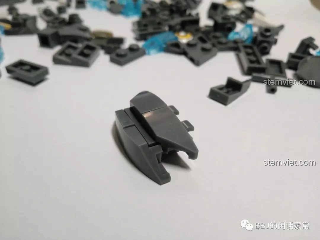 Lỗi khớp nối ở phần hàm dưới của mô hình Sluban B0761A Godzilla chibi M38-B0761A, khiến hàm không khít hoàn toàn.