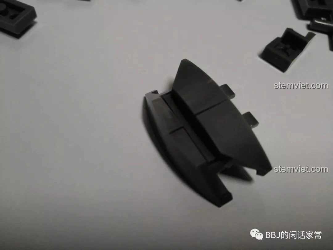 Góc nhìn khác về lỗi khớp nối hàm dưới của mô hình Sluban B0761A Godzilla chibi M38-B0761A, cho thấy khoảng hở.