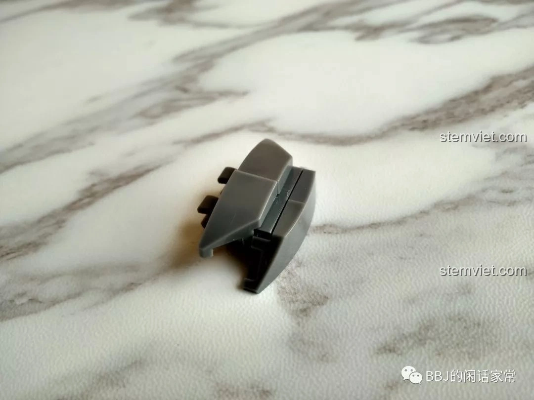 Cận cảnh lỗi khớp nối hàm dưới của mô hình Sluban B0761A Godzilla chibi M38-B0761A, cần cải thiện.