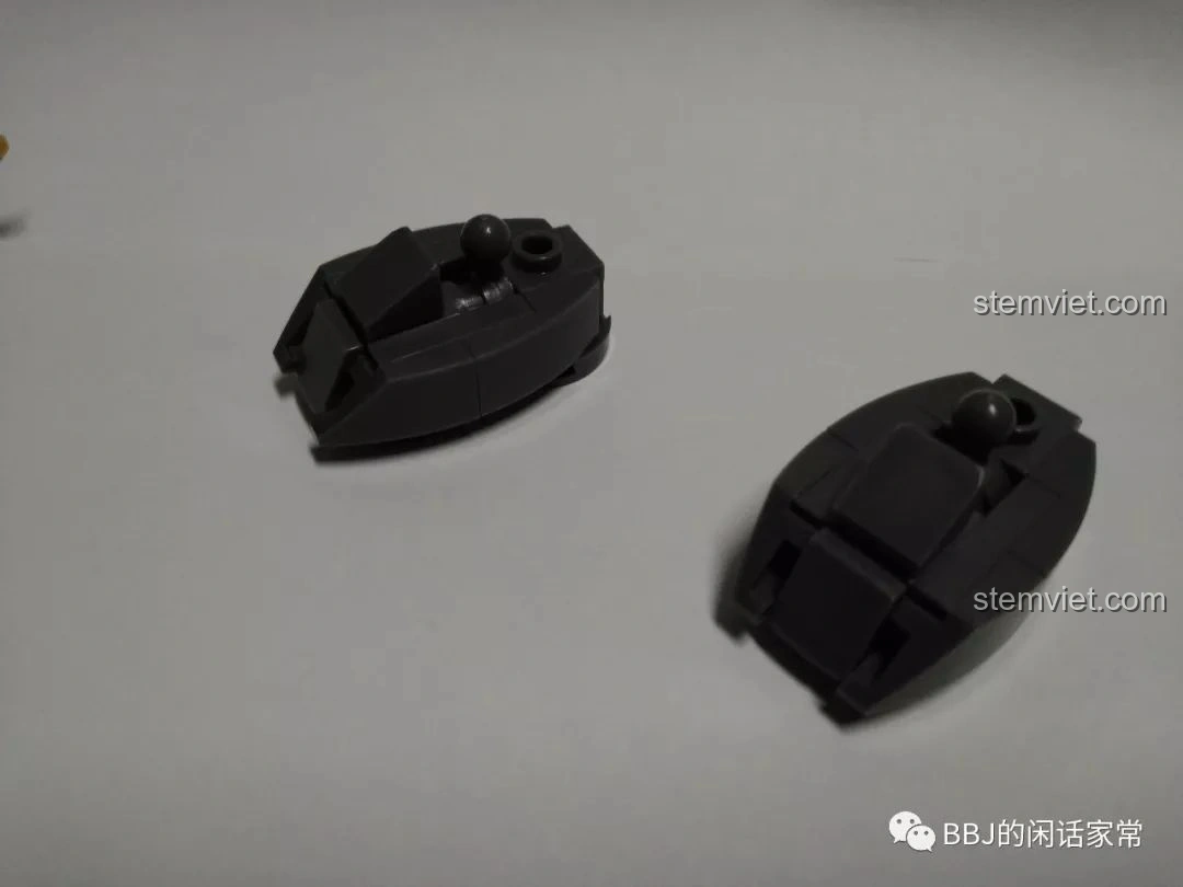 Các mảnh ghép đặc biệt có hai mặt của bộ đồ chơi lắp ráp Sluban B0761A Godzilla chibi M38-B0761A, tạo sự linh hoạt trong lắp ráp.