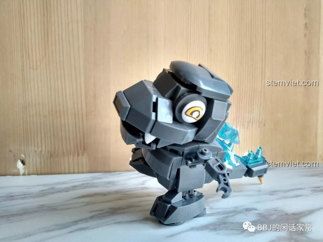 Mô hình Sluban B0761A Godzilla chibi M38-B0761A đã hoàn thành, đứng vững trên một chân, thể hiện sự cân bằng tốt.