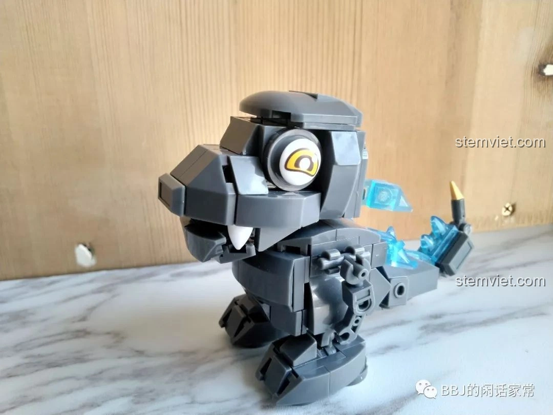 Mô hình Sluban B0761A Godzilla chibi M38-B0761A với hàm cố gắng đóng, nhưng vẫn có khe hở.