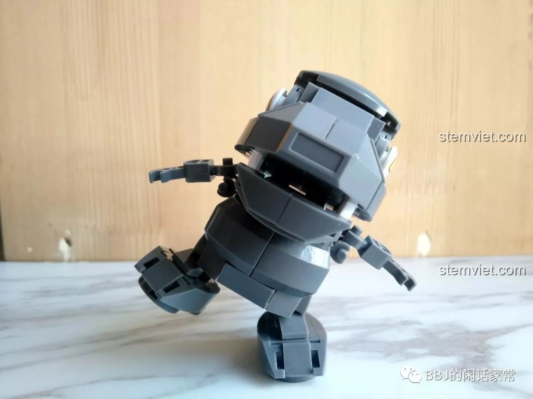 Mô hình Sluban B0761A Godzilla chibi M38-B0761A đã hoàn thành, nhìn từ góc nghiêng, khoe các chi tiết gai lưng và đuôi.